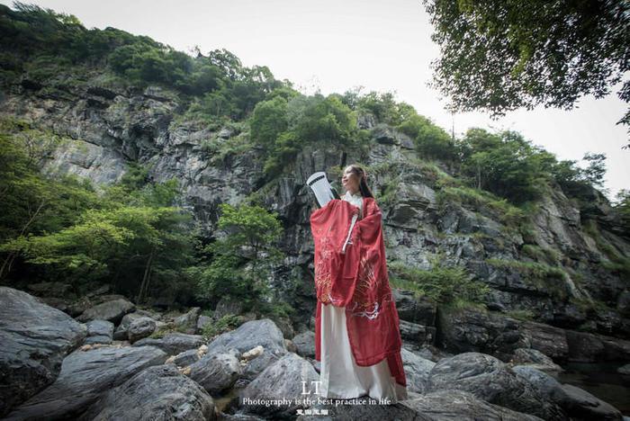 把雨天描写得极具情绪的句子？游戏画面