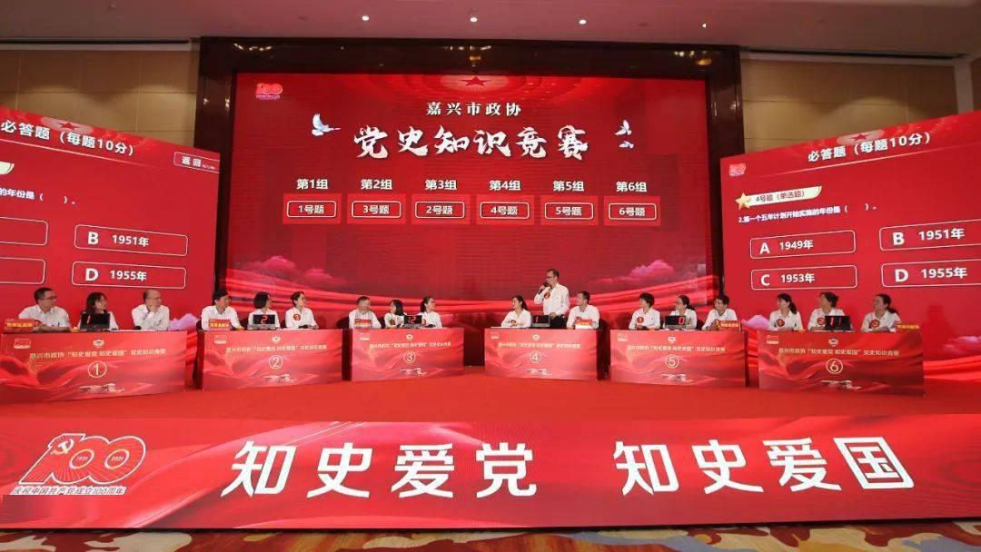 民国奇葩女凌海霞爱上了闺蜜张元和,在张结婚后强行带走了其女儿