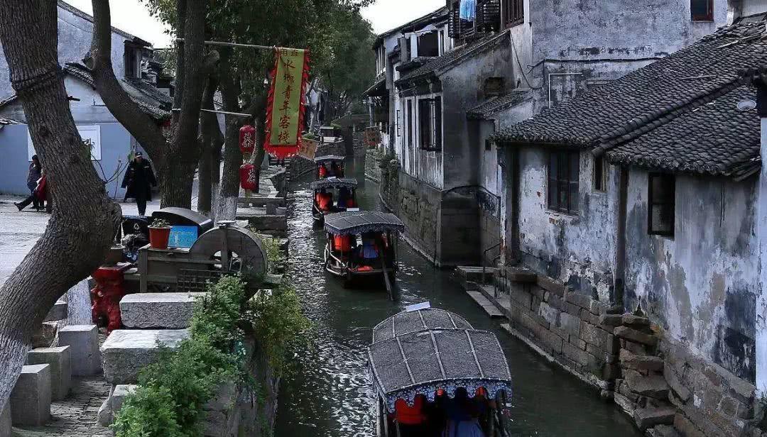 和一个女同事关系挺好的，昨天她和我说她生气，我问她生什么气，她说自己和自己生气，她是什么意思啊？