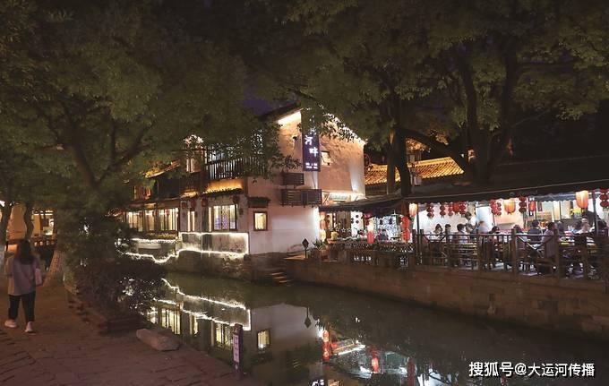 把雨天描写得极具情绪的句子？游戏画面